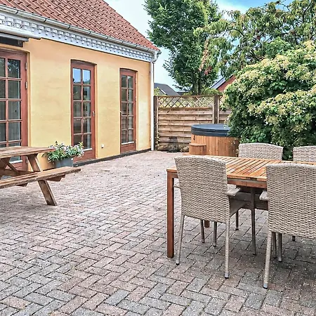 Holiday home 6 Bedroom Beautiful In